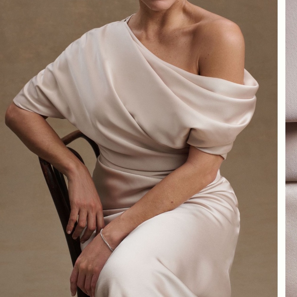 Amsale
Draped Off-The-Shoulder Midi-Dress - Picture 14 of 15